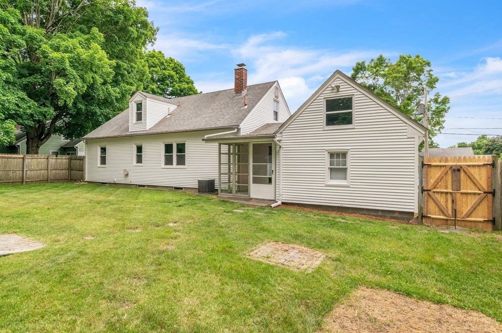 97 Old Brk Rd, Springfield MA 01128 exterior