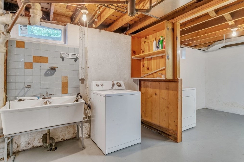 97 Old Brk Rd, Springfield MA 01128 exterior