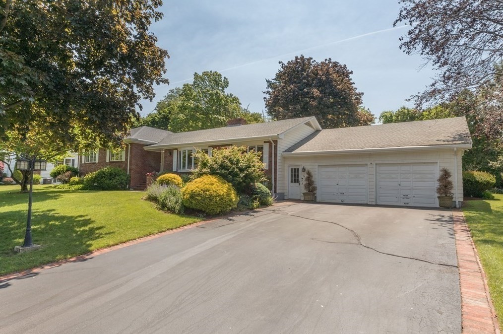 34 Mayflower Rd, Winchester, MA 01890 exterior