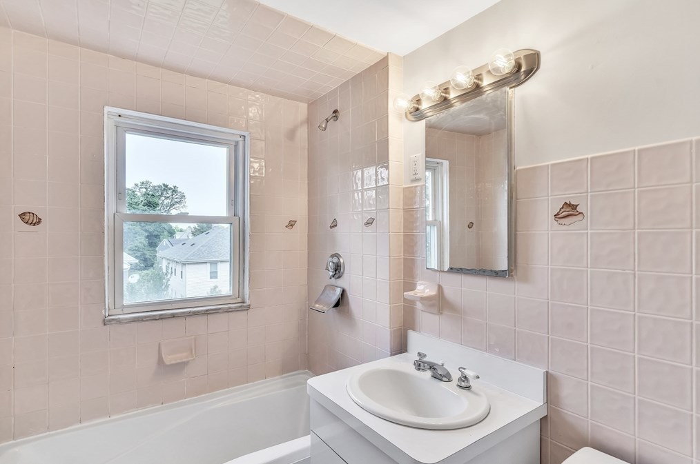 12 Guild St, Quincy MA 02169-6620 exterior