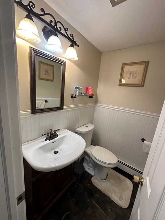 4 Burns Way, Holyoke MA 01040-7308 exterior