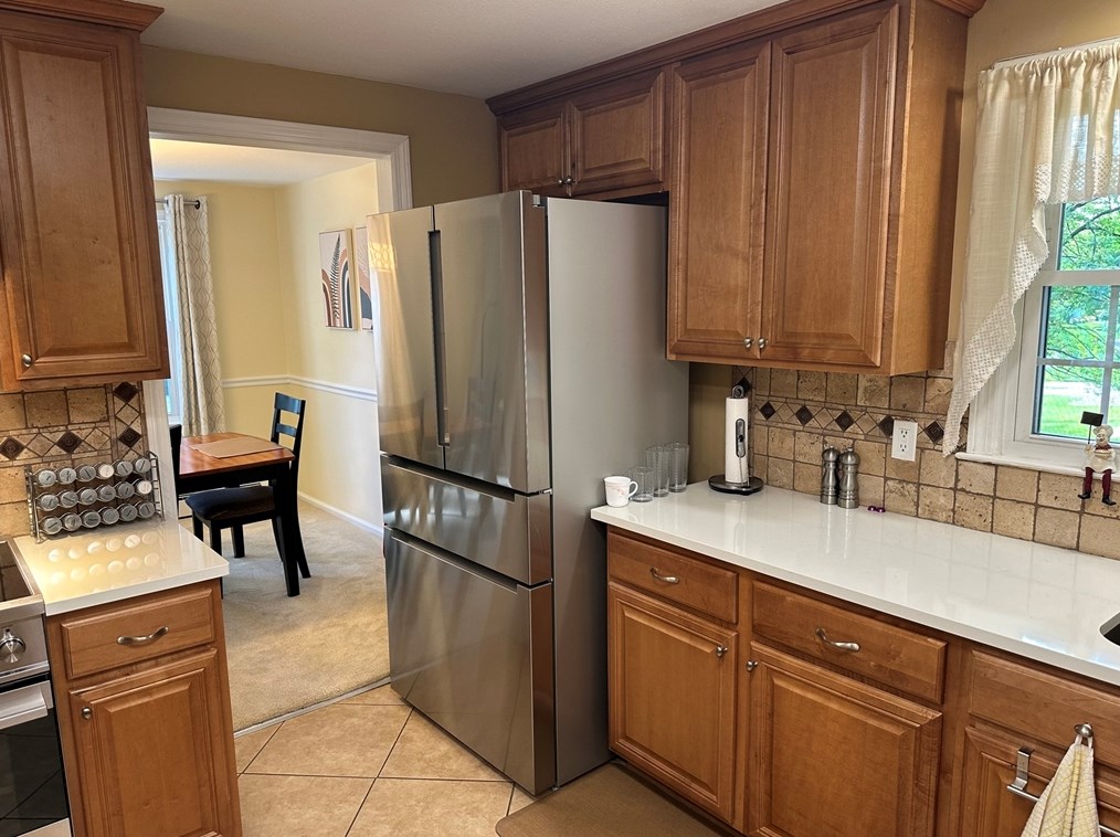 4 Burns Way, Holyoke MA 01040-7308 exterior