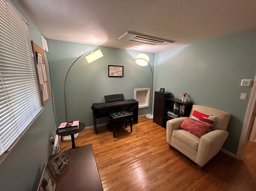 4 Burns Way, Holyoke MA 01040-7308 exterior