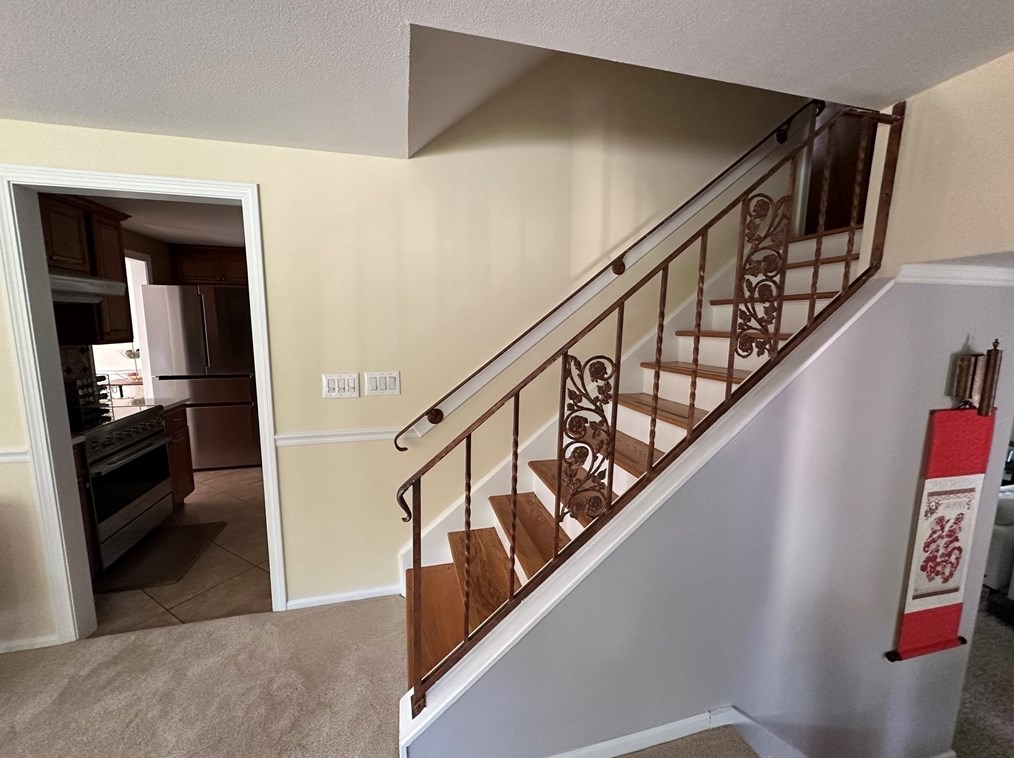 4 Burns Way, Holyoke MA 01040-7308 exterior