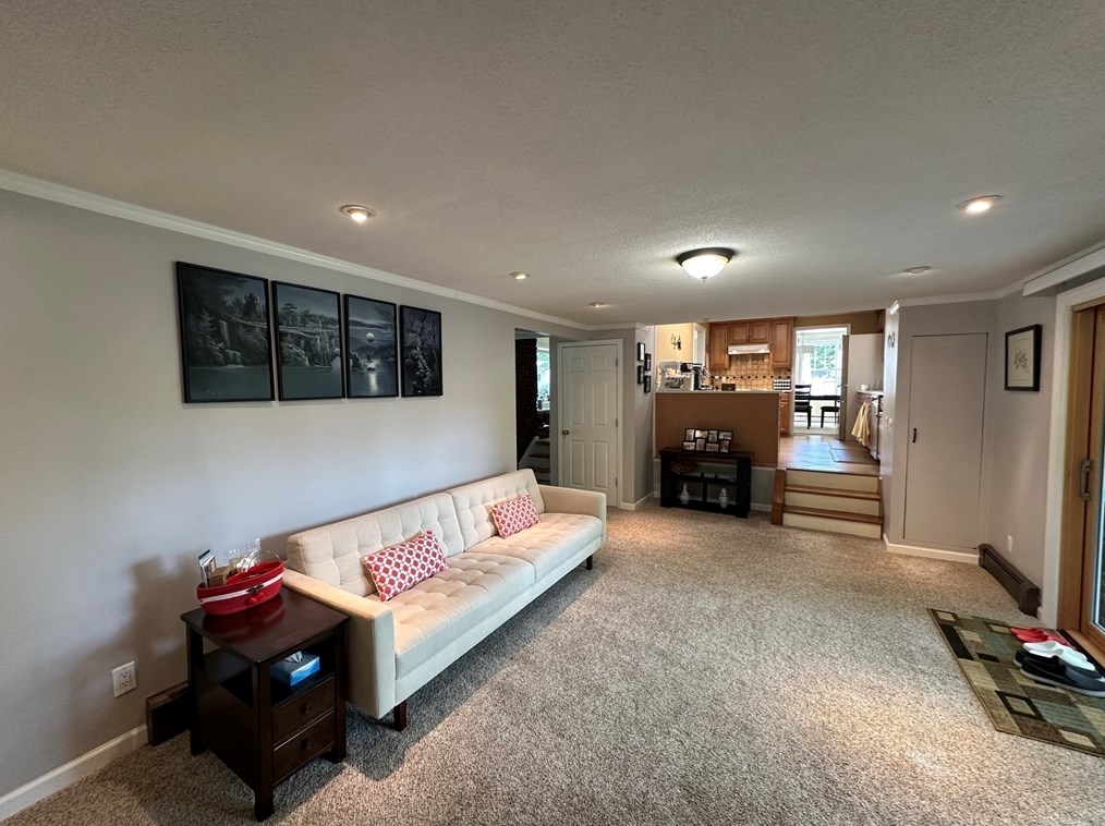 4 Burns Way, Holyoke MA 01040-7308 exterior