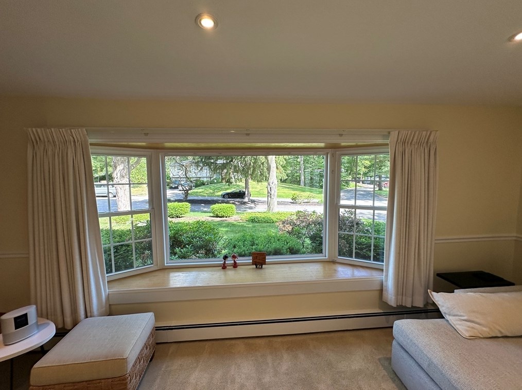 4 Burns Way, Holyoke MA 01040-7308 exterior