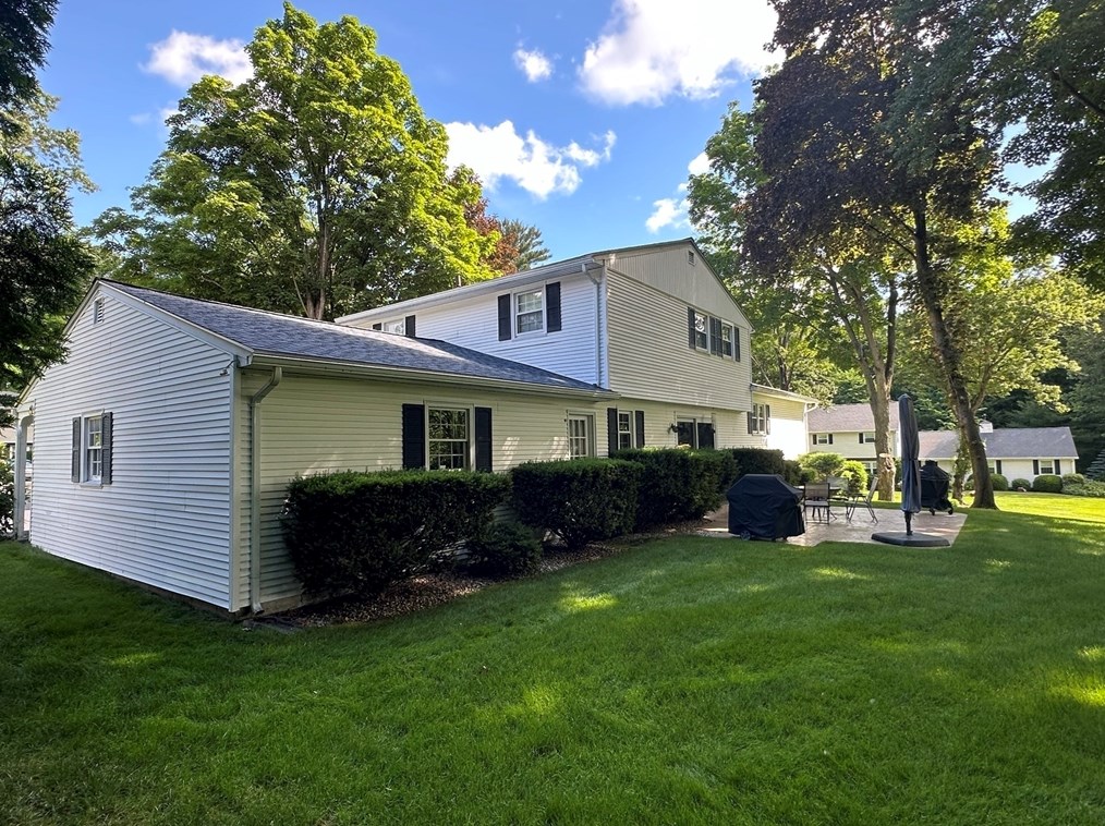 4 Burns Way, Holyoke MA 01040-7308 exterior