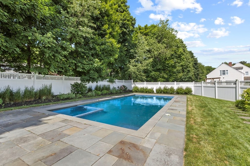 4 Julian Way, Hingham MA 02043-3939 exterior