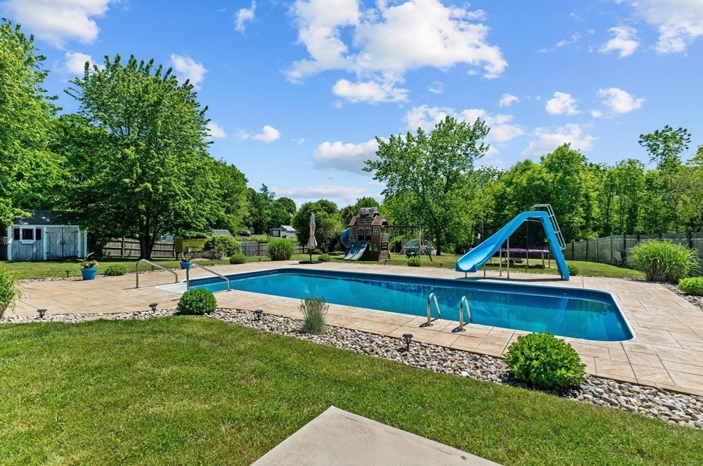 20 Earl St, New Bedford MA 02743-1924 exterior