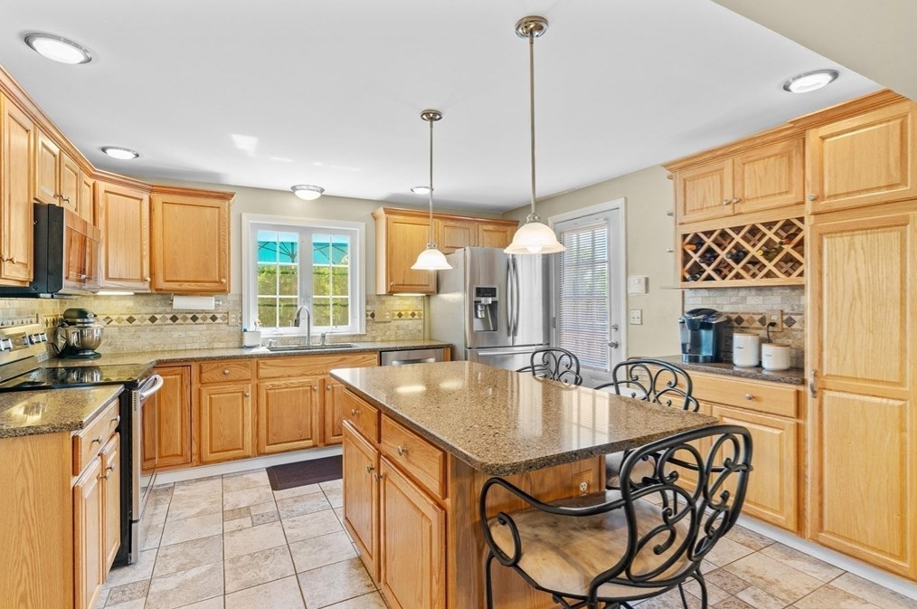 20 Earl St, New Bedford MA 02743-1924 exterior