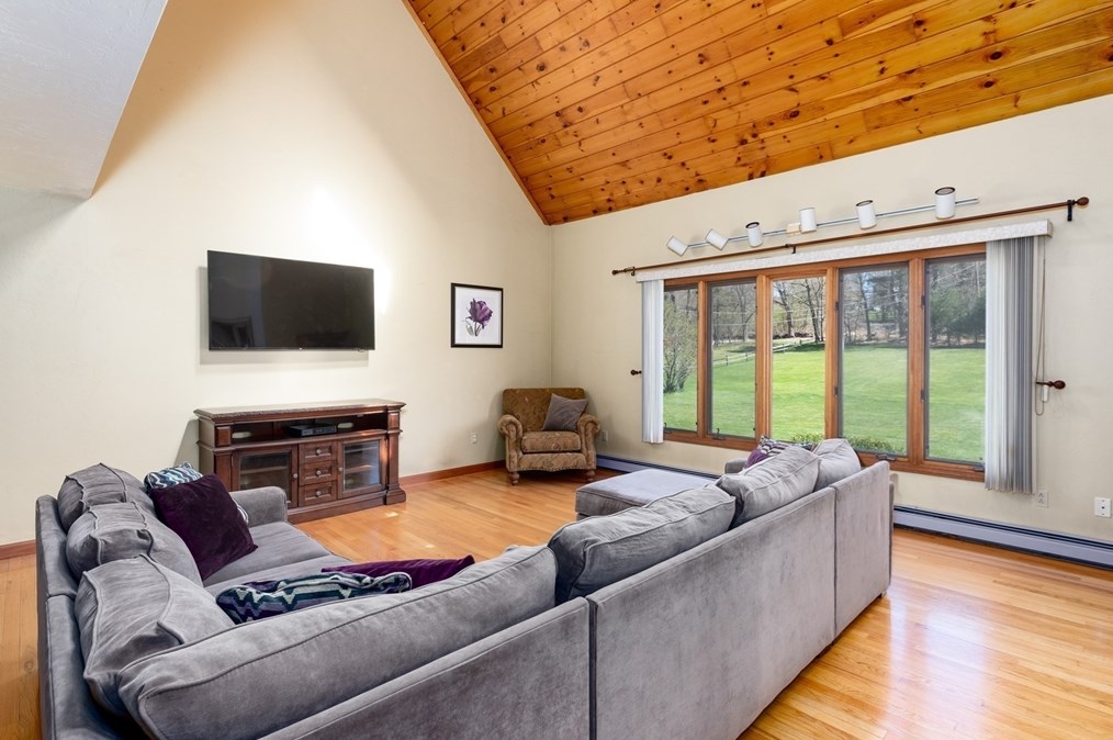 27 Dudley Rd, Sutton, MA 01590 exterior