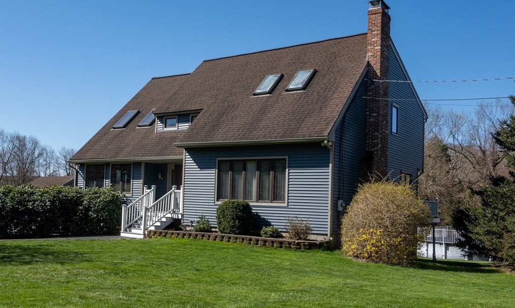 27 Dudley Rd, Sutton MA 01590-3037 exterior