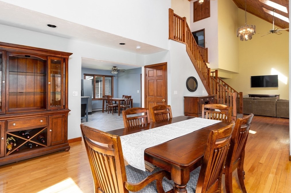 27 Dudley Rd, Sutton MA 01590-3037 exterior