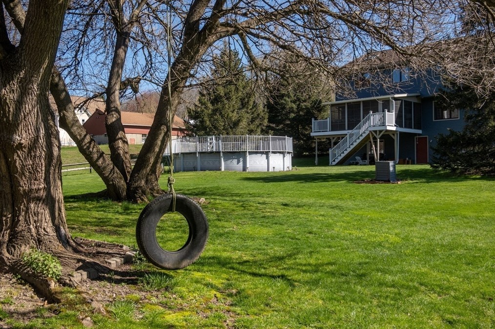 27 Dudley Rd, Sutton MA 01590-3037 exterior