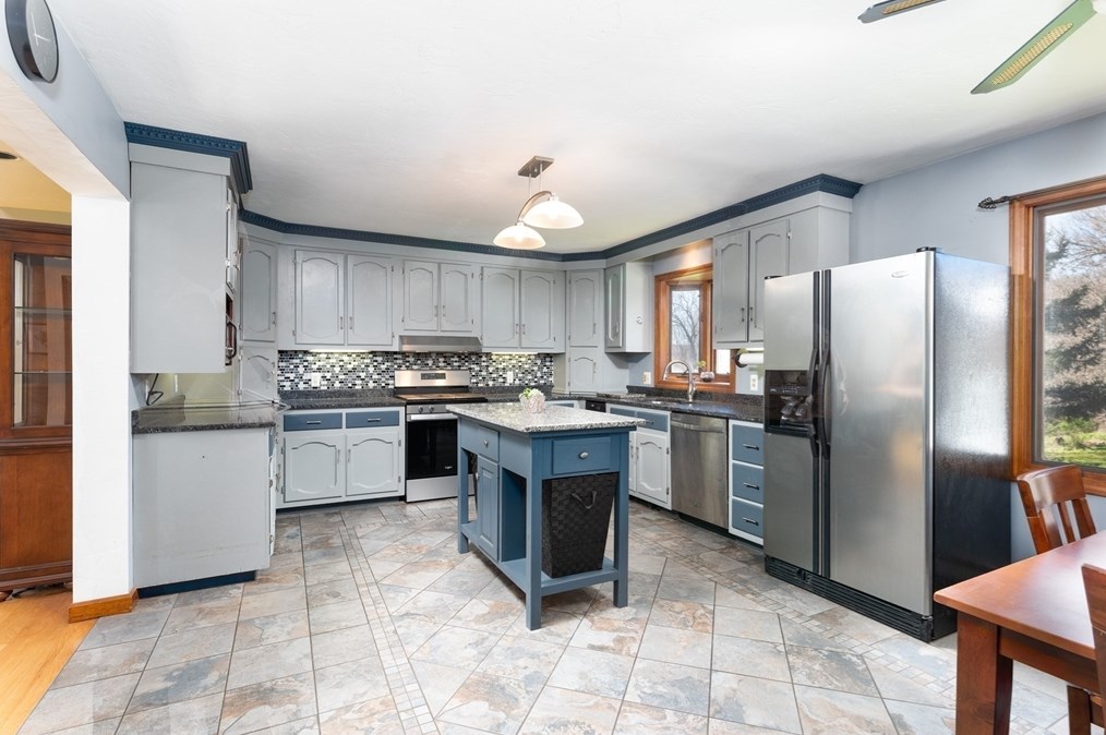 27 Dudley Rd, Sutton MA 01590-3037 exterior