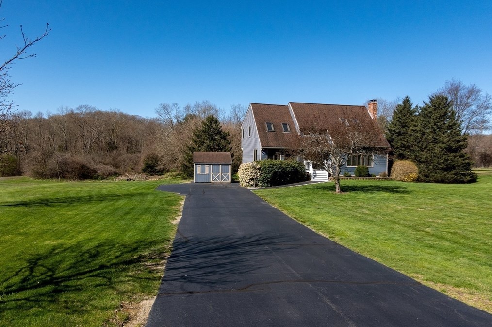 27 Dudley Rd, Sutton MA 01590-3037 exterior