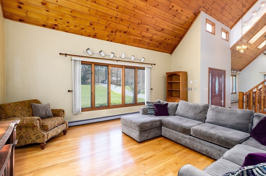 27 Dudley Rd, Sutton MA 01590-3037 exterior