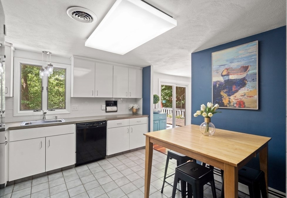 90 Drake Rd, Burlington MA 01803-1865 exterior