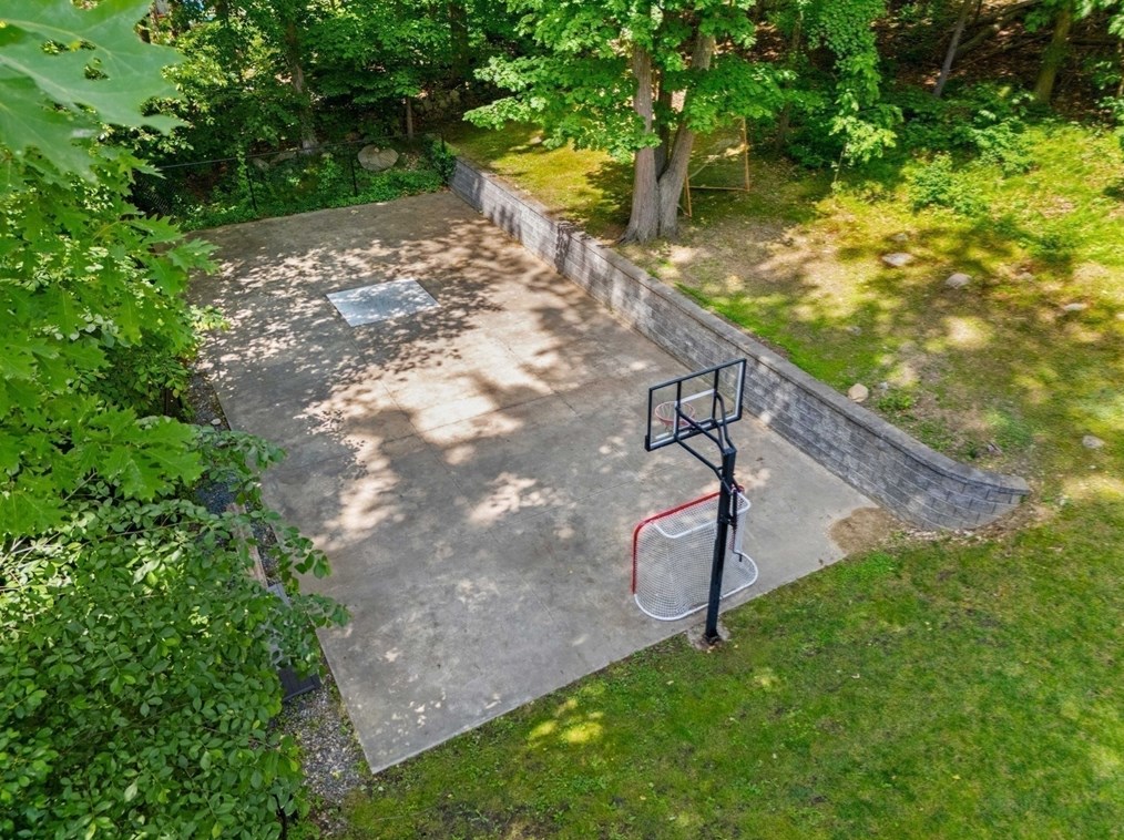 90 Drake Rd, Burlington MA 01803-1865 exterior