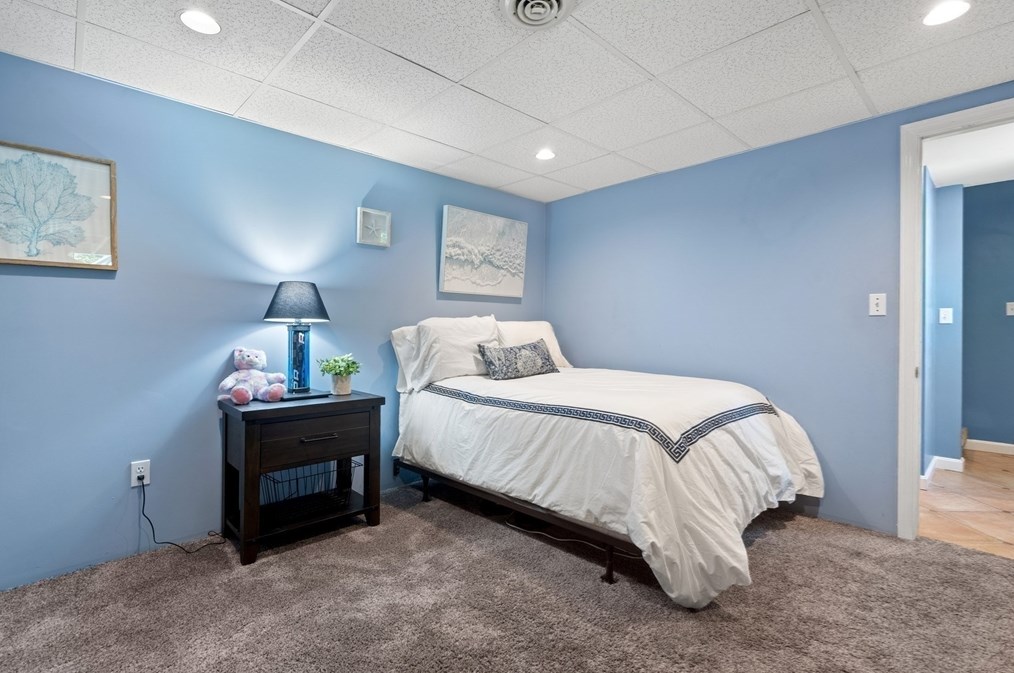 90 Drake Rd, Burlington MA 01803-1865 exterior