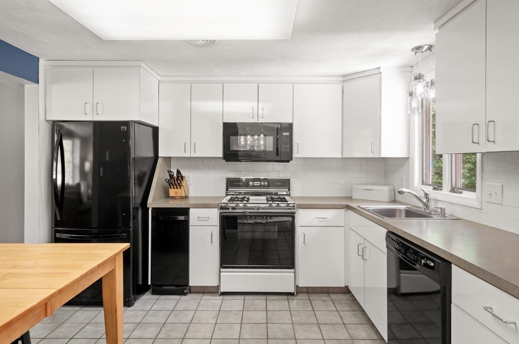 90 Drake Rd, Burlington MA 01803-1865 exterior