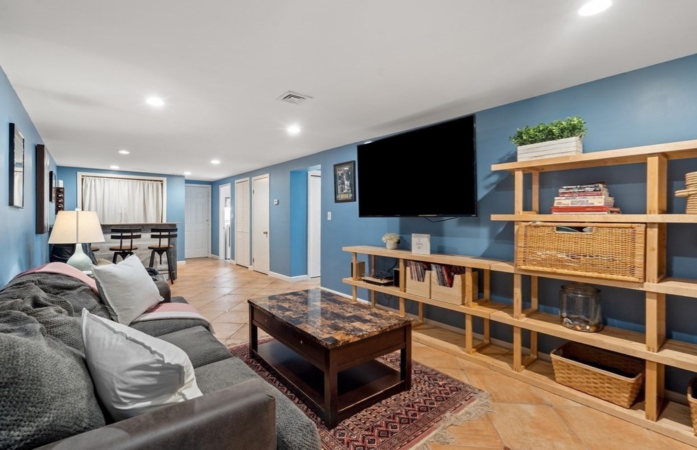 90 Drake Rd, Burlington MA 01803-1865 exterior