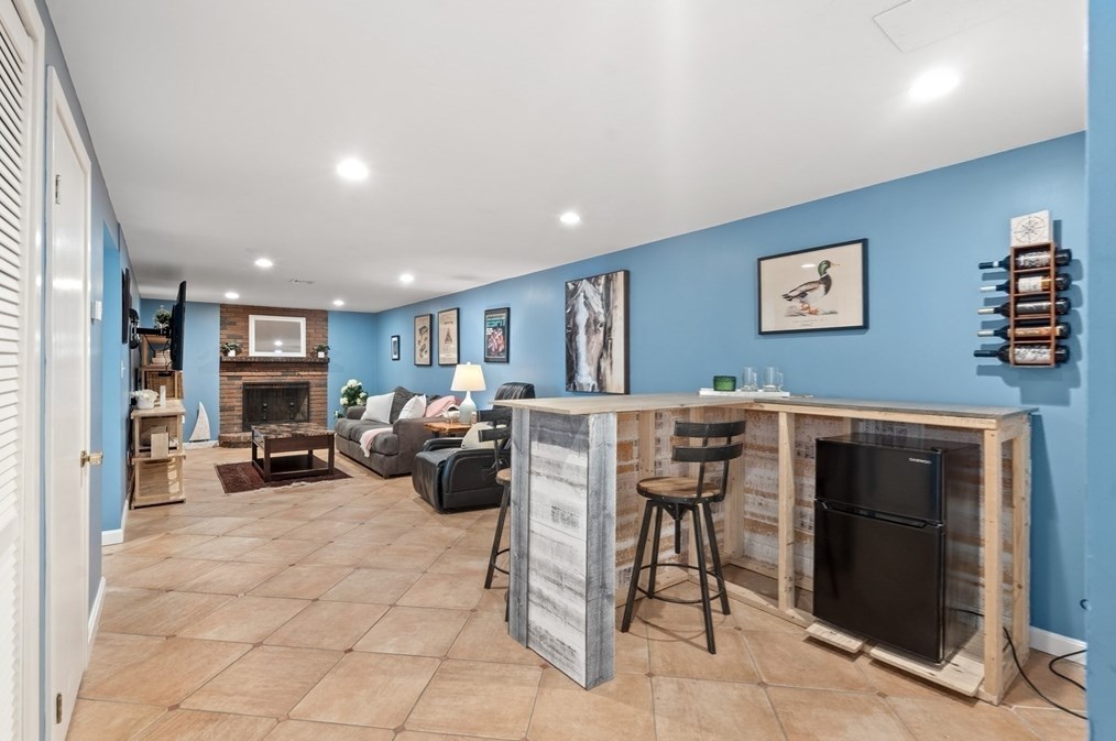 90 Drake Rd, Burlington MA 01803-1865 exterior