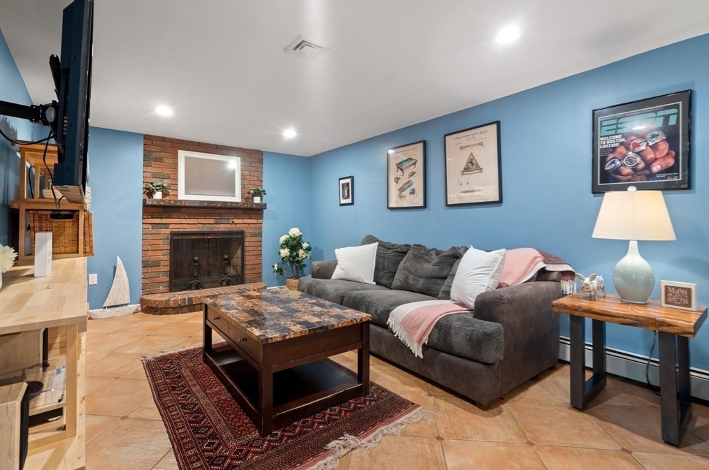 90 Drake Rd, Burlington MA 01803-1865 exterior