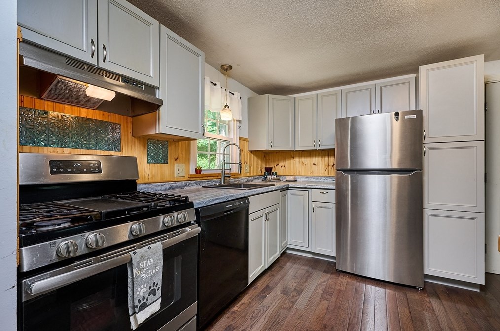 70 Tallyho Dr, Springfield MA 01118-1943 exterior