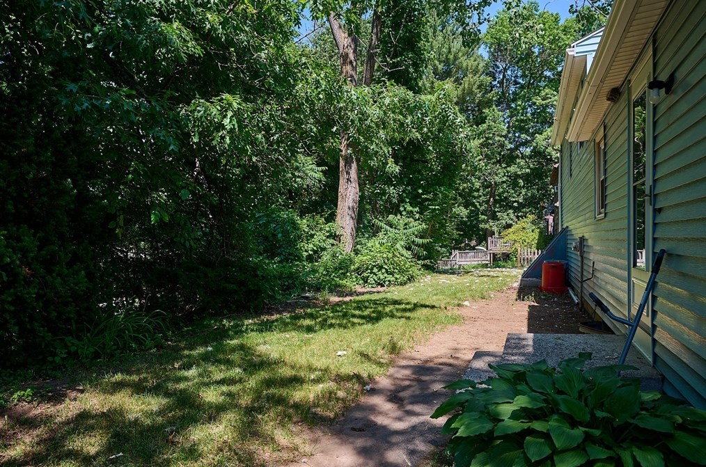 70 Tallyho Dr, Springfield MA 01118-1943 exterior