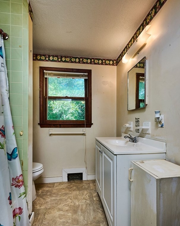 70 Tallyho Dr, Springfield MA 01118-1943 exterior