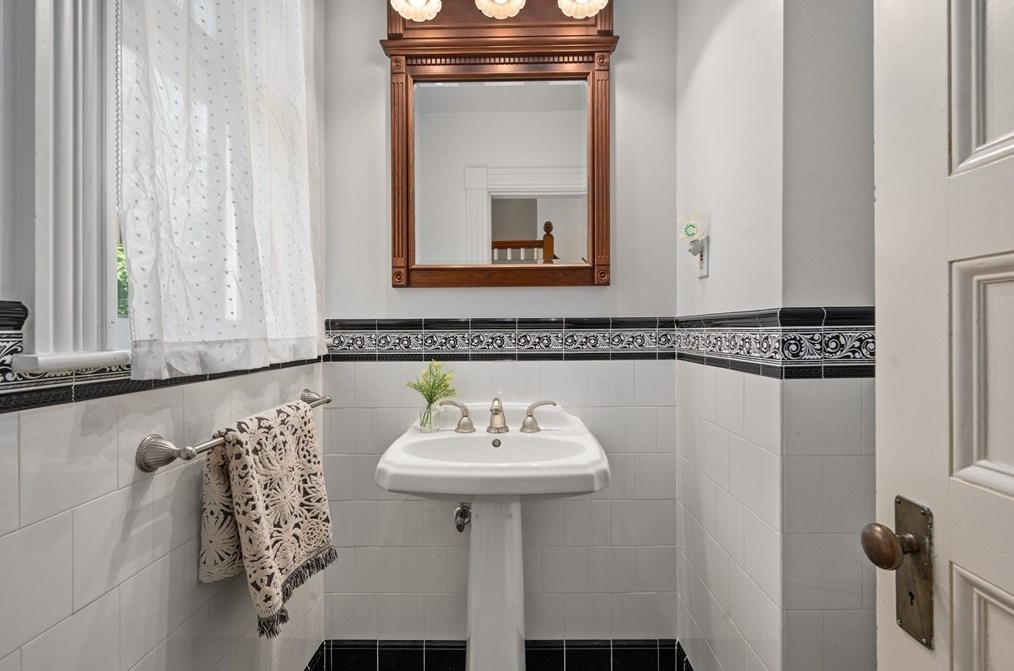 536 Walnut St, Newton MA 02460-2467 exterior