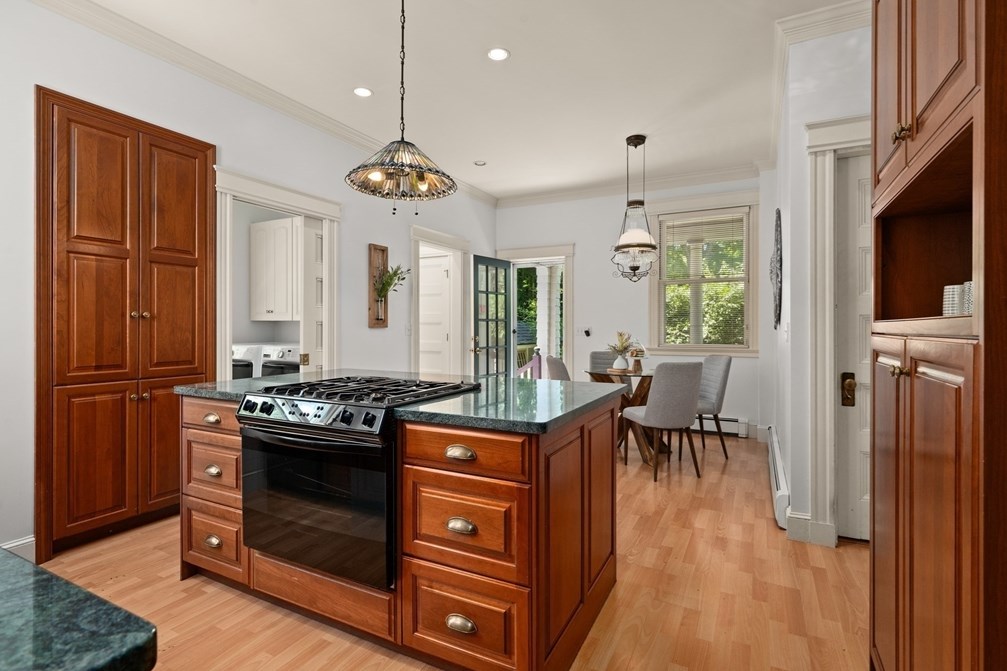 536 Walnut St, Newton MA 02460-2467 exterior