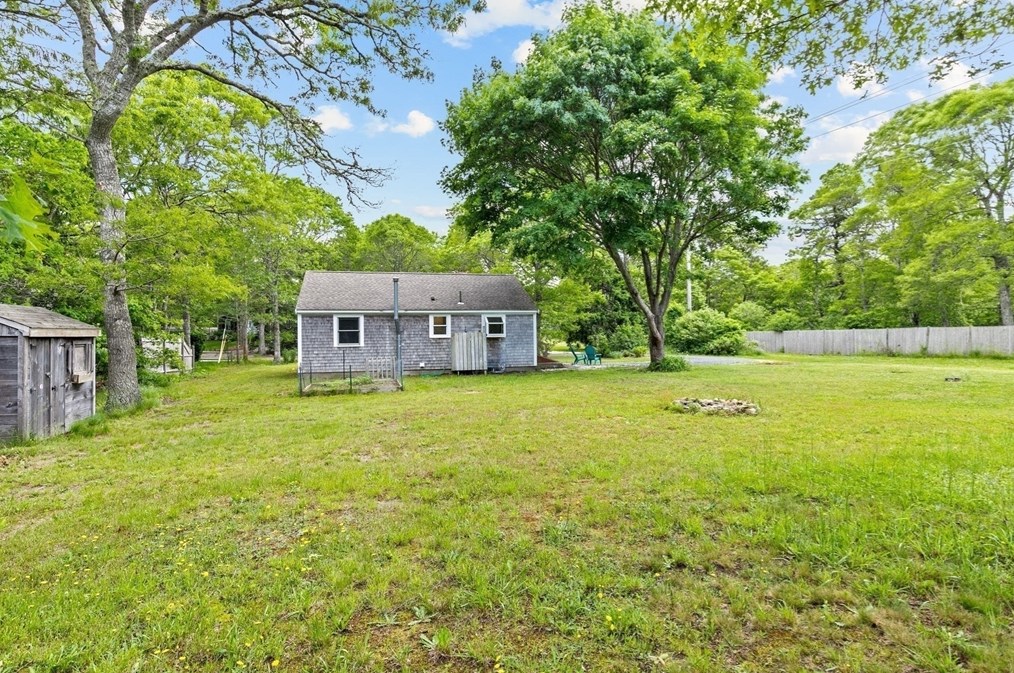 11 Brothers Ln, Harwich MA 02645-1509 exterior