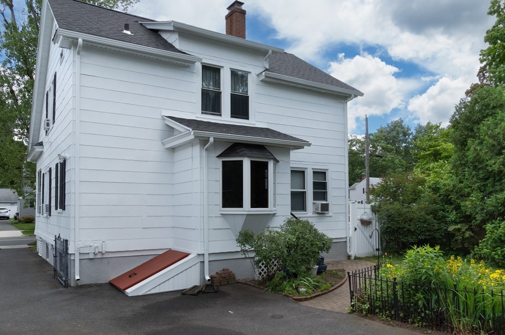 160 Abbott St, Springfield MA  01118-1601 exterior