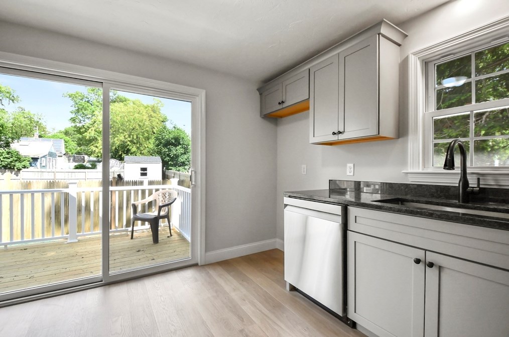 8 Milford St, Plymouth MA 02360-5722 exterior