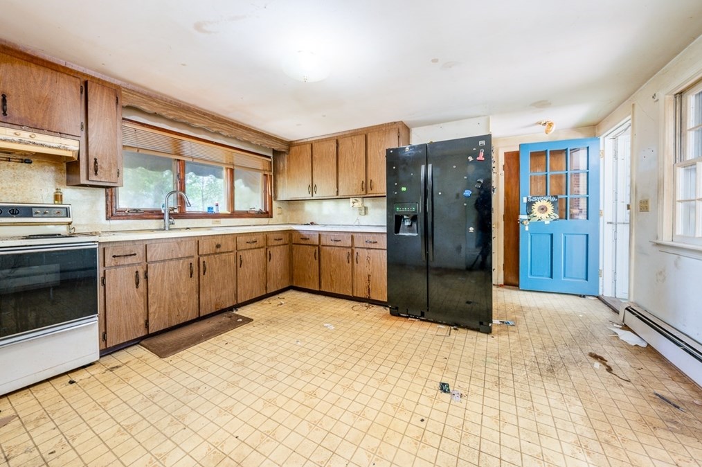 3 Phyllis Dr, Yarmouth MA 02664-1641 exterior