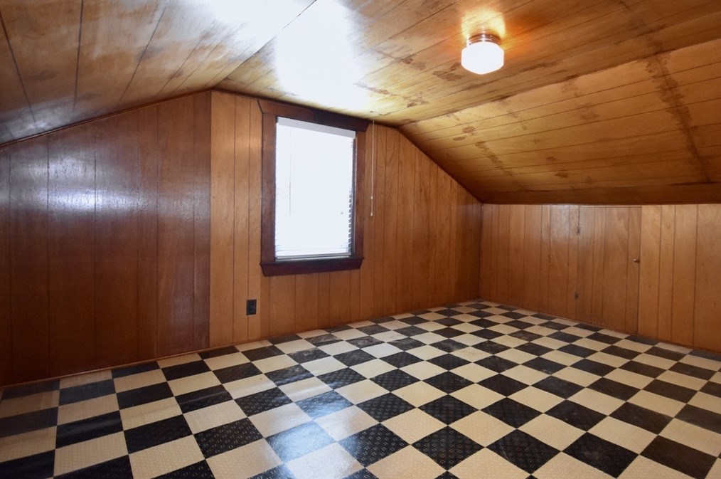 1053 Dewey St, New Bedford MA 02745-1521 exterior