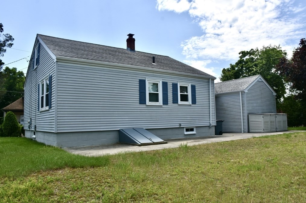 1053 Dewey St, New Bedford MA 02745-1521 exterior