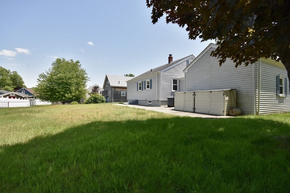 1053 Dewey St, New Bedford MA 02745-1521 exterior