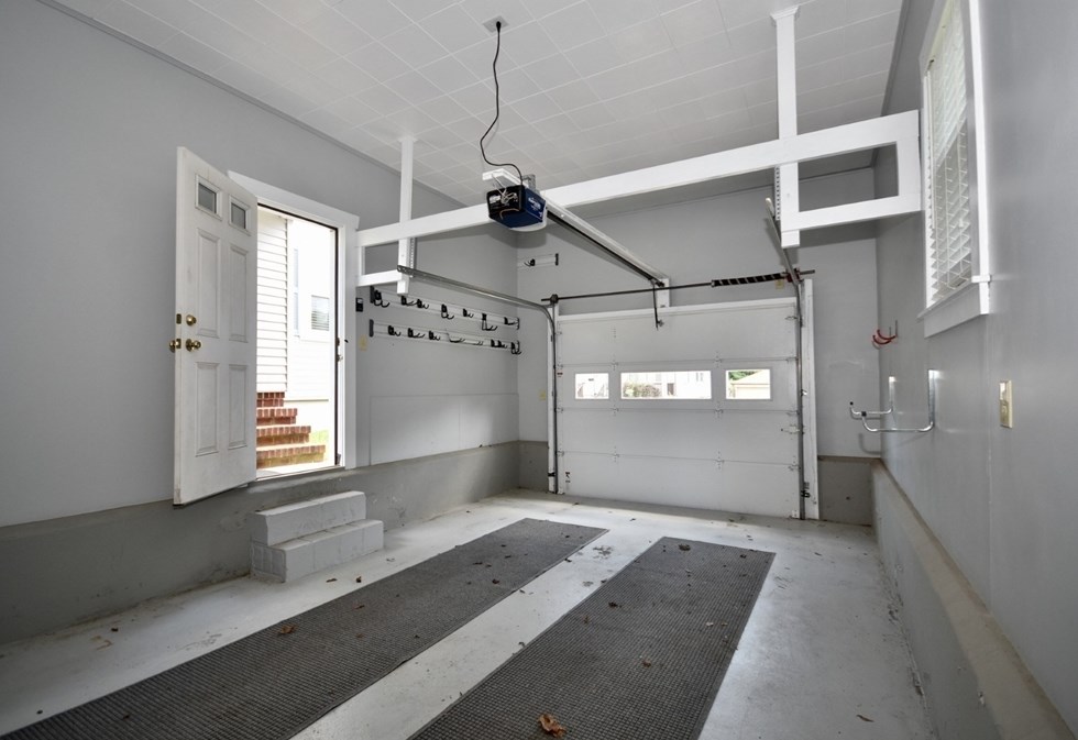 1053 Dewey St, New Bedford MA 02745-1521 exterior