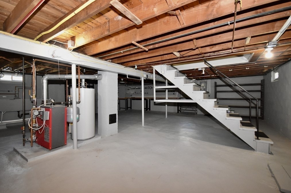 1053 Dewey St, New Bedford MA 02745-1521 exterior