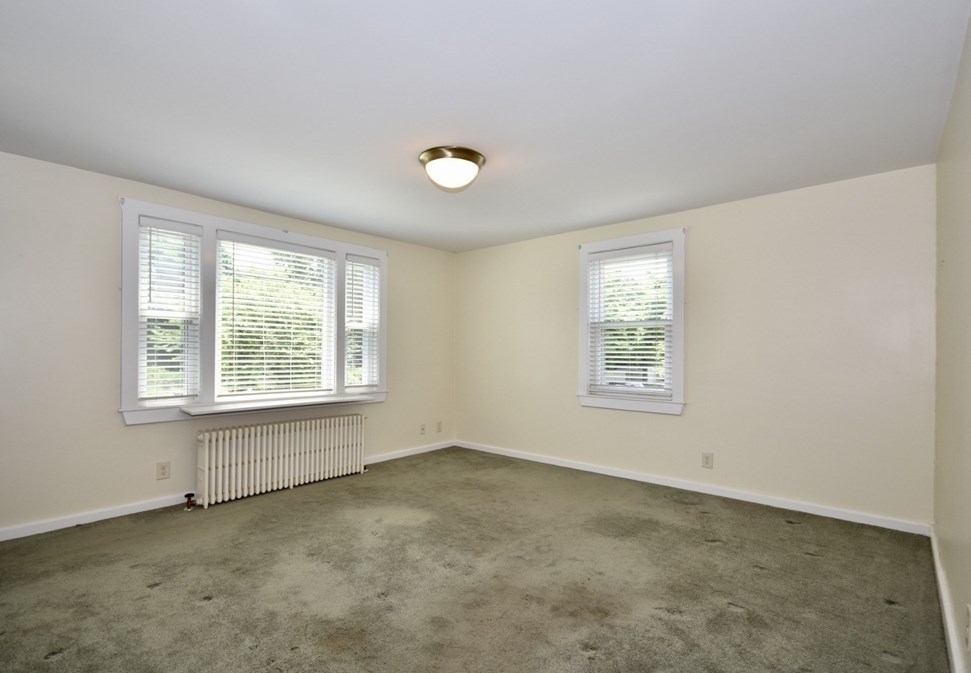 1053 Dewey St, New Bedford MA 02745-1521 exterior