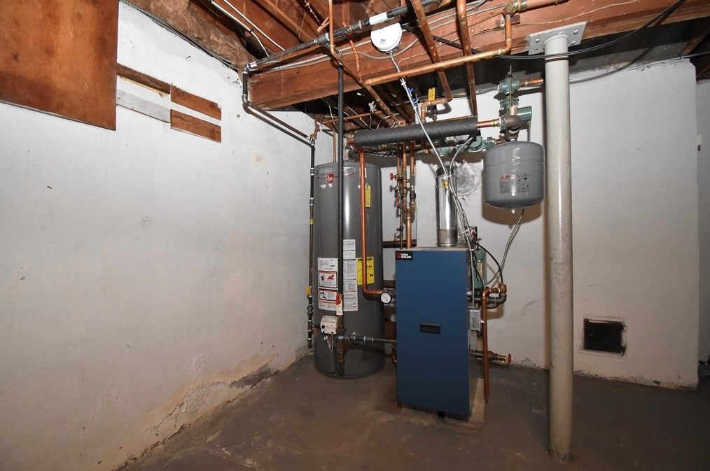 17 Old Brk Rd, Springfield MA 01118-1411 exterior