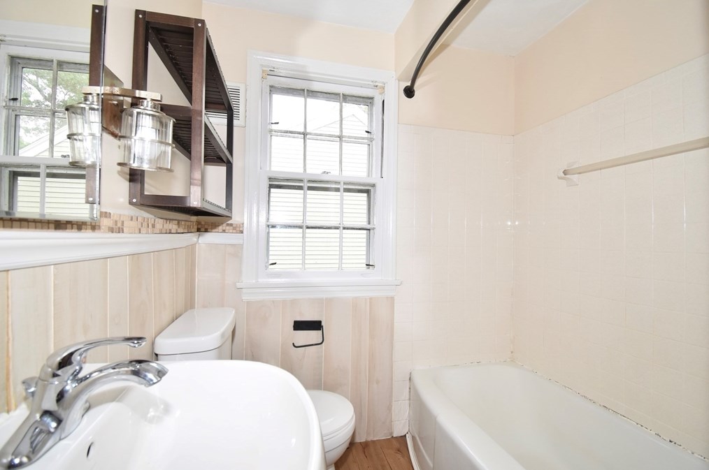 17 Old Brk Rd, Springfield MA 01118-1411 exterior