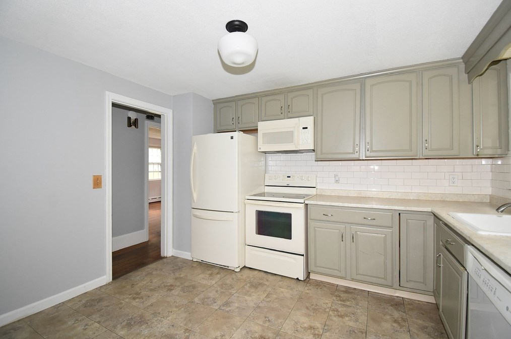 17 Old Brk Rd, Springfield MA 01118-1411 exterior