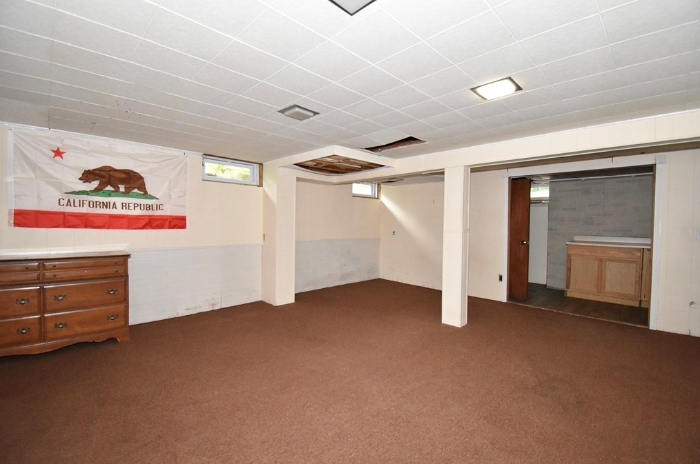 17 Old Brk Rd, Springfield MA 01118-1411 exterior