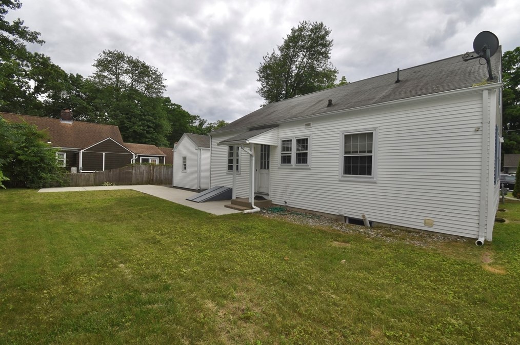 17 Old Brk Rd, Springfield MA 01118-1411 exterior