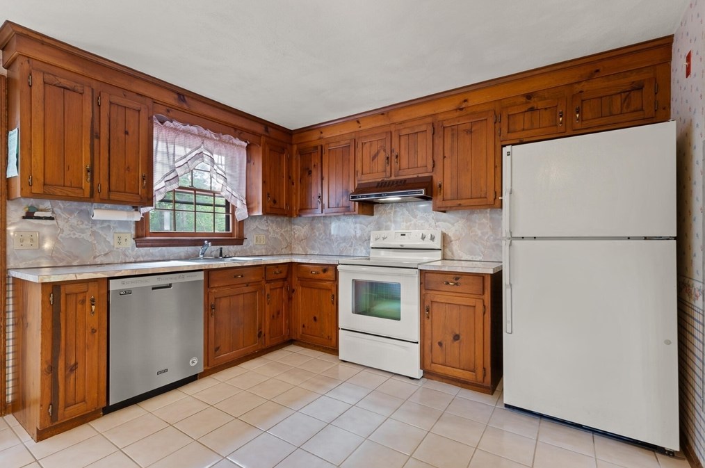 64 Marshall St, Holliston MA 01746-1439 exterior