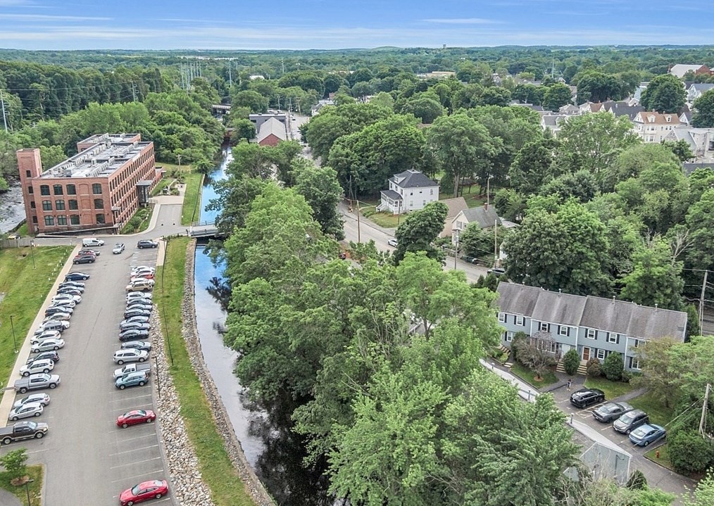 816 Lawrence St, Lowell MA 01852-4742 exterior